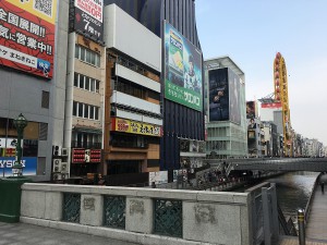 道頓堀川にかかる橋を渡ります。