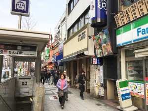 地下鉄の難波駅14番出口の様子。