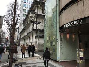 2つ目の交差点の様子。アクロスビルと三津寺に挟まれた道です。
