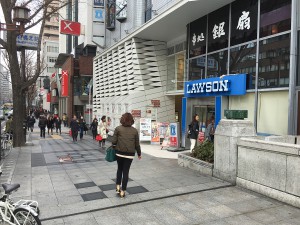 橋を渡るとすぐにローソンがあります。