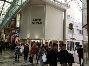 信号機を過ぎて2本目の、この十字路を右折して下さい。