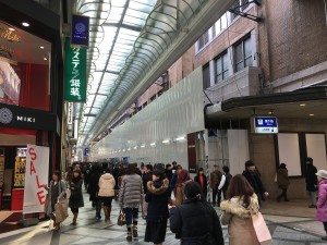 遠目から見た6番出口の様子。