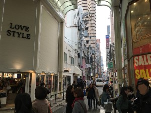 右折した道の様子。この道の左手に心斎橋筋店はあります。