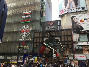 橋を渡ると心斎橋筋商店街のアーケードが。