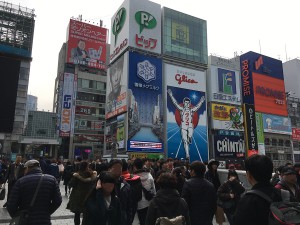 アーケードが途切れ、橋を渡るとグリコの看板が見えます。